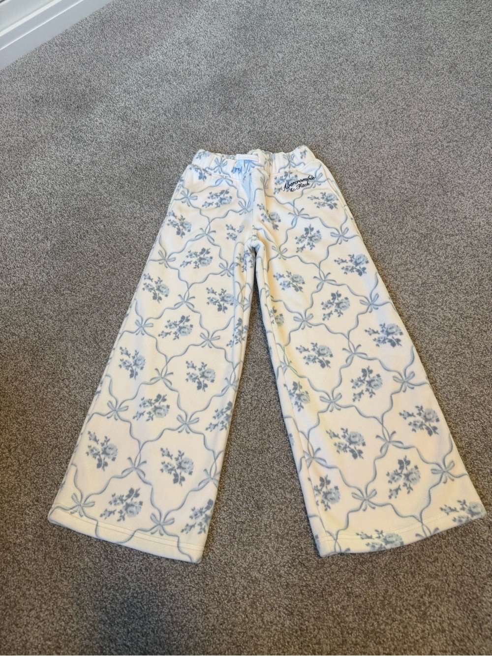 abercrombie kids Cream and Light Blue Floral Pajama Bottoms 7/8